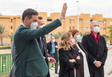 Pedro Sánchez visita la regeneración urbana del barrio de San Antón de Elche, pero no hace referencias a la financiación